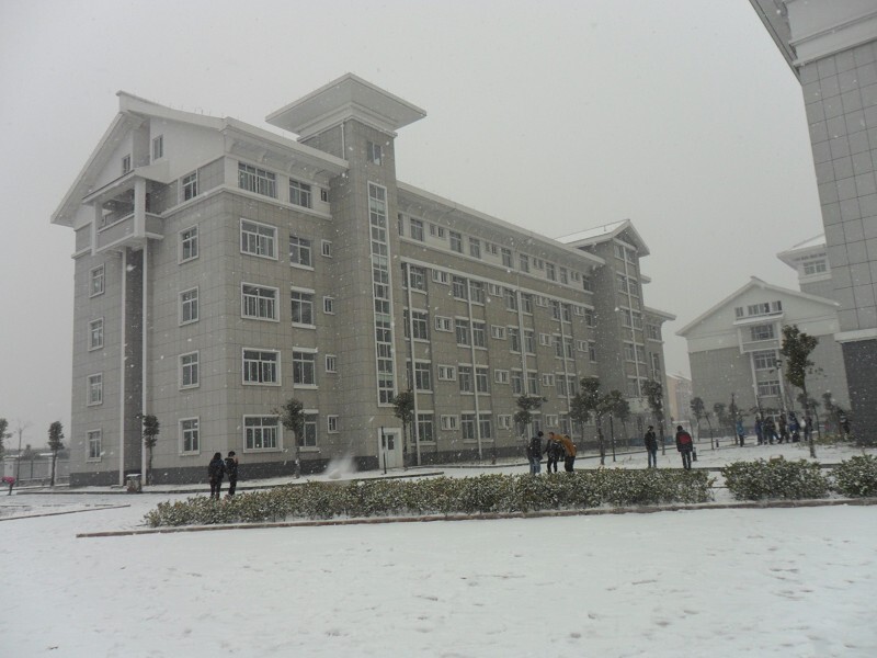  p>龙游县第三中学始建于1997年,新校园位于龙游县城西九里立交桥,是