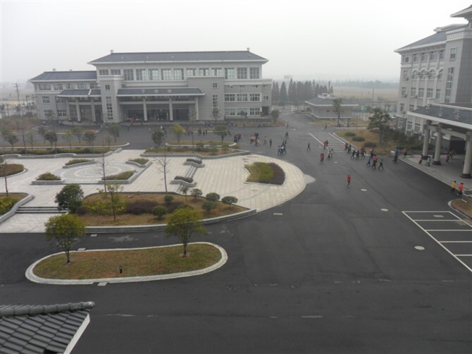  p>龙游县第三中学始建于1997年,新校园位于龙游县城西九里立交桥,是