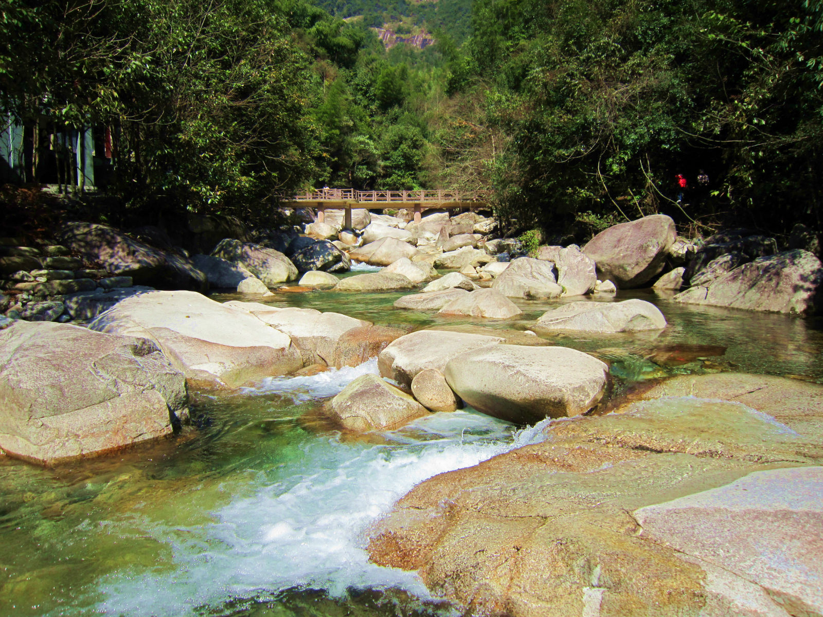 卧龙谷位于江西省上饶市 a target="_blank" href="/item/婺源县