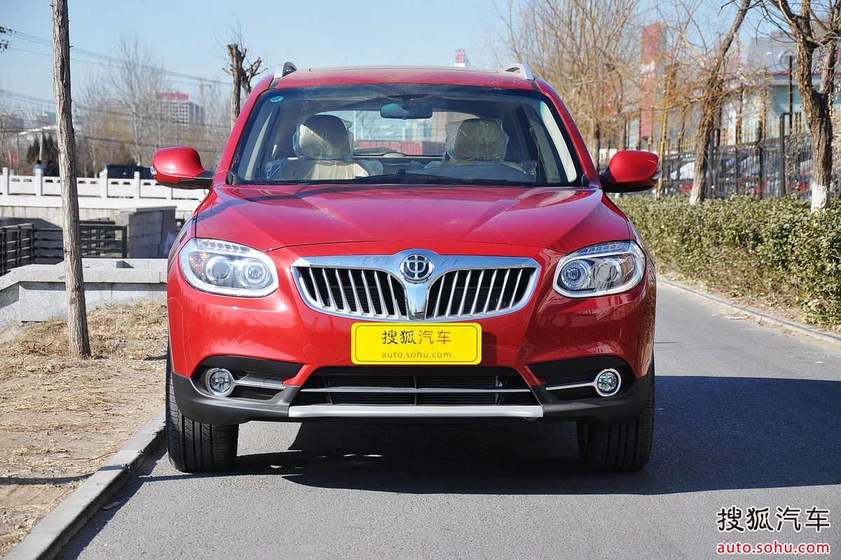  p>中华v5是中华汽车推出的首款suv车型,车头线条圆润,前保险杠非常