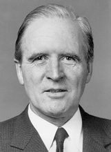 carstens,1914年12月14日-1992年5月),德国政治家,联邦德国前总统