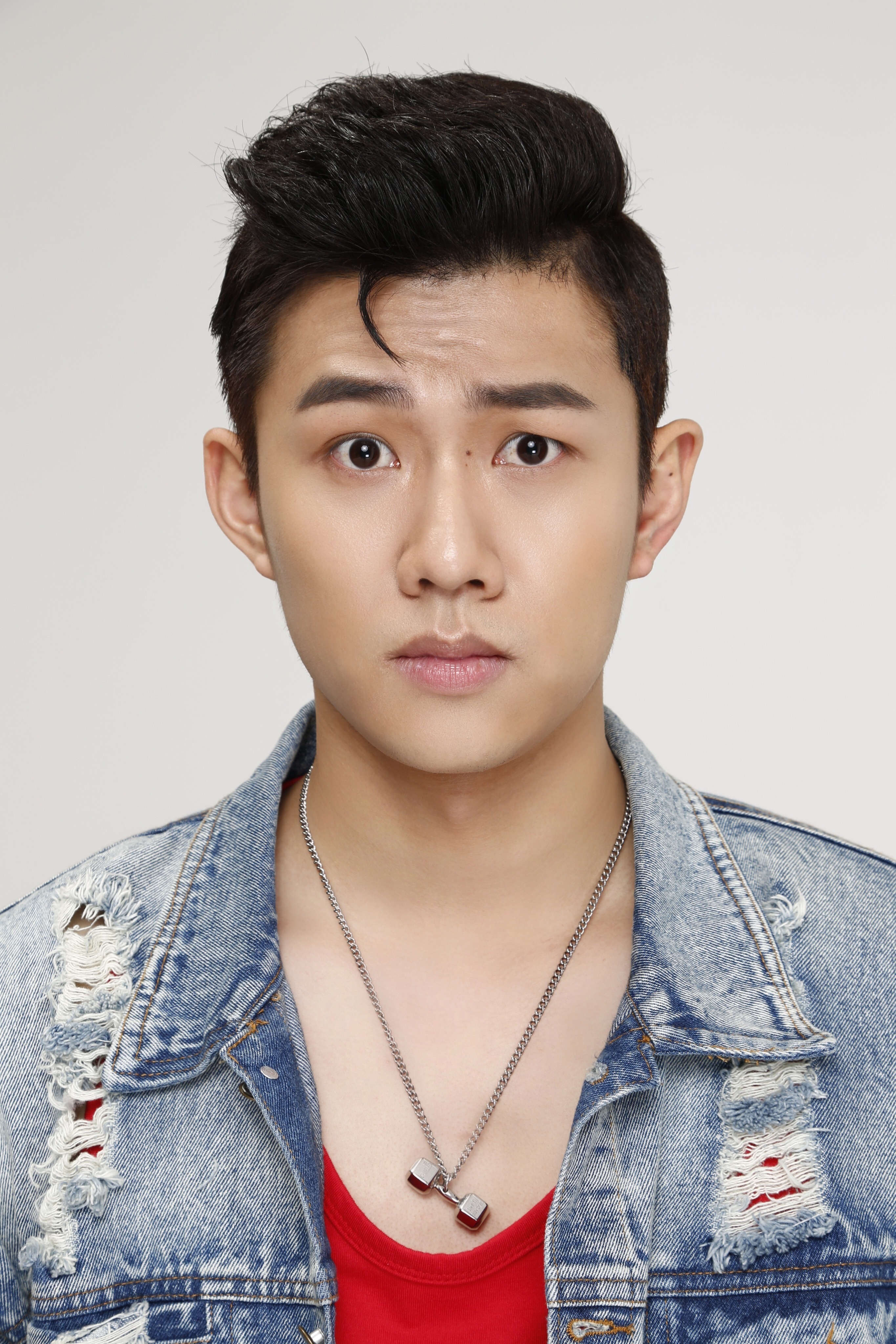 1991年8月15日出生于海南省文昌市,中国内地影视男演员,毕业于 a