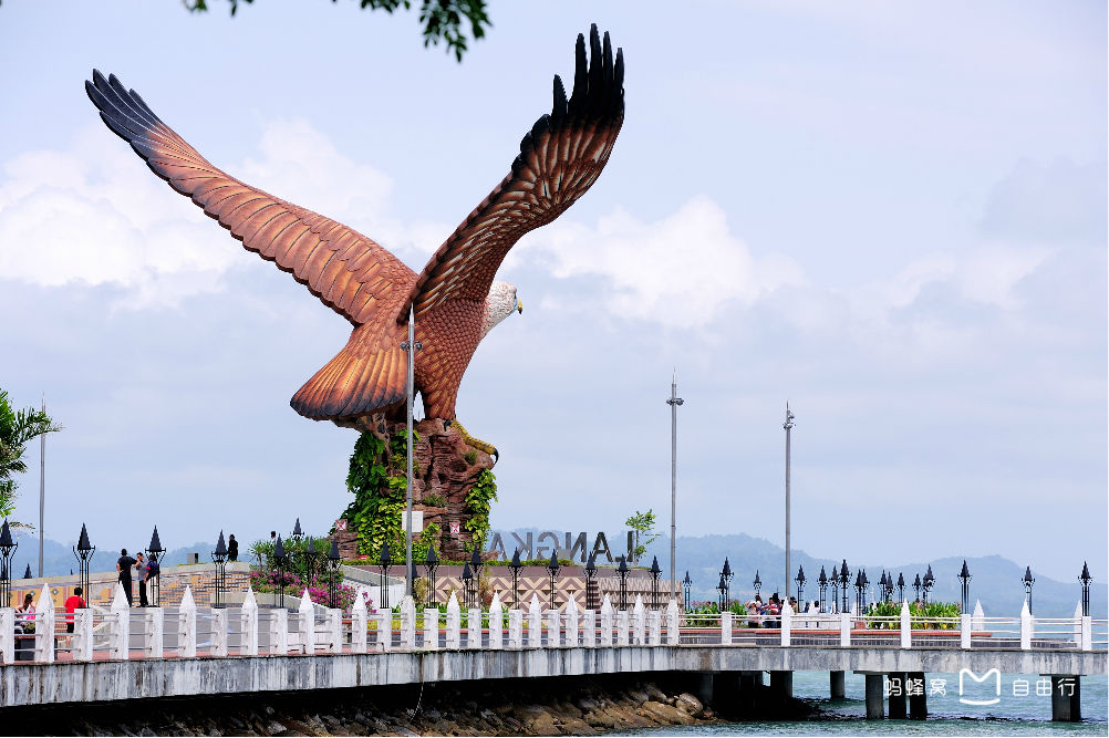 的广场--巨鹰广场,广场上矗立着被称为兰卡威新地标的鹰塔(dataran