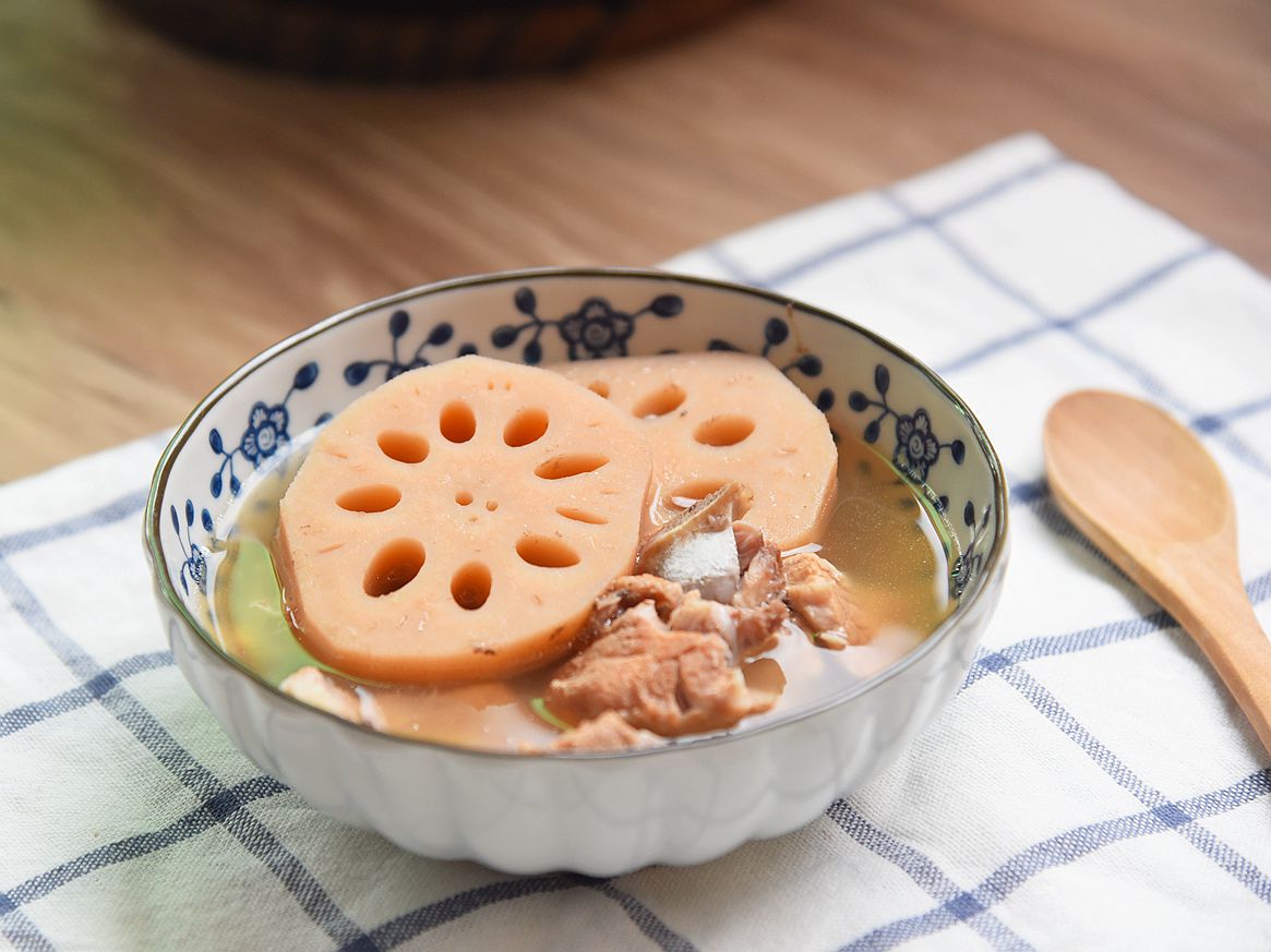 猪骨砍成小块, a href="#" data-lemmaid="479872">莲藕 /a>去皮后