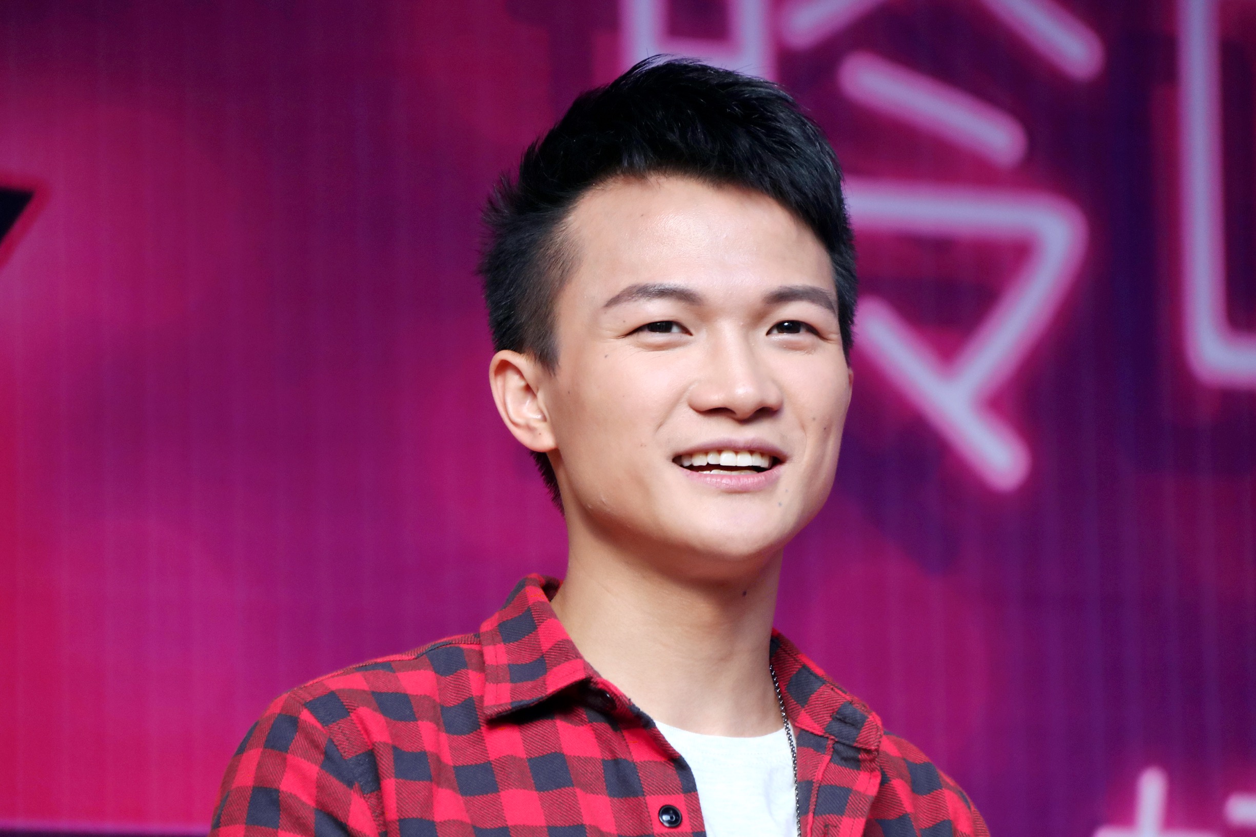  p>周深,1992年9月29日出生于湖南邵阳,长于贵州贵阳,中国内地男歌手