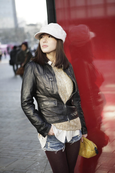  p>叶一云 i>(原名叶倩云) /i>,1985年5月16日出生于山东烟台,毕业于