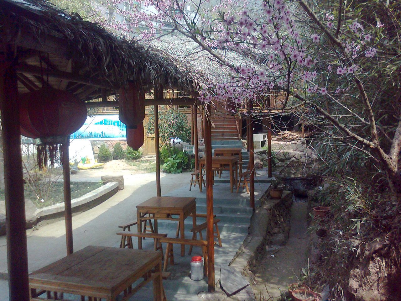  p>农家乐是新兴的旅游休闲形式,一种回归自然从而获得身心放松,愉悦