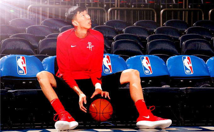在2018年结束之际，NBA球员周琦和篮球也将携手共进！_百科TA说