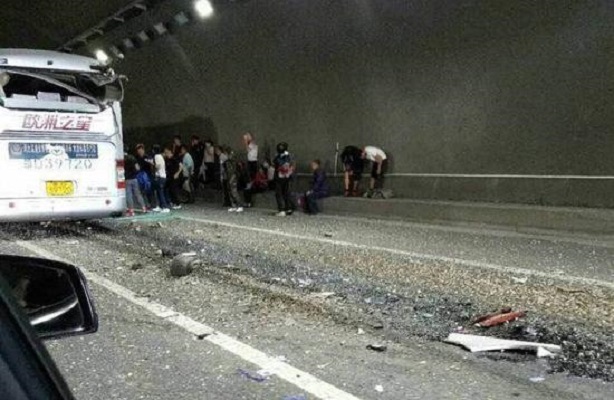  /p> p>事故造成大客车上3名乘车人死亡,1人重伤,多人轻伤. /p>