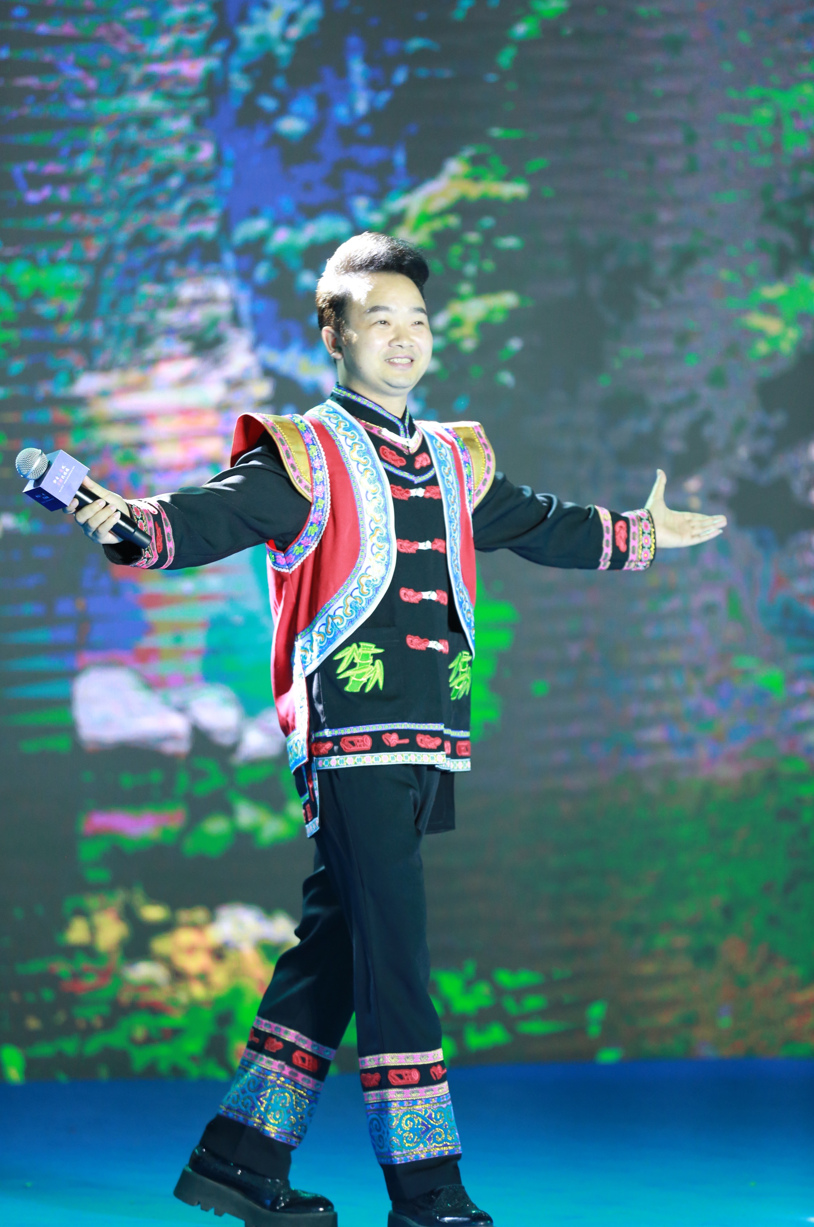 陈朝刚,中国内地青年民族男高音歌唱演员,<