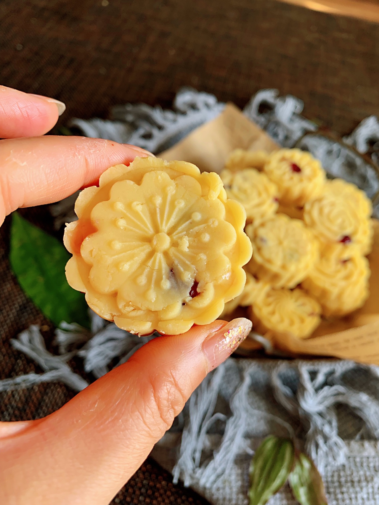 后来,传人民间,因这些糕点都在早上当点心食用,故沿用"朝糕"之名. /p>