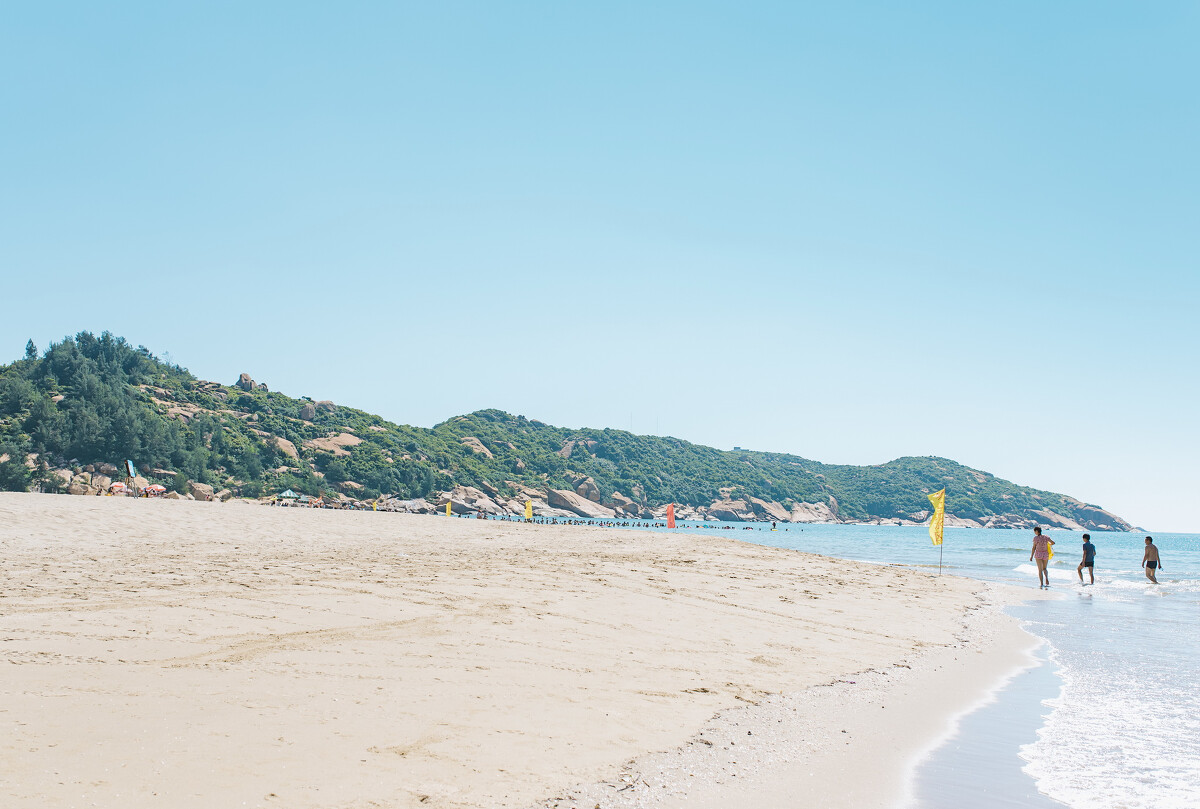  p>珠海飞沙滩,约600米,宽约200米,腹地宽广,植物茂盛.