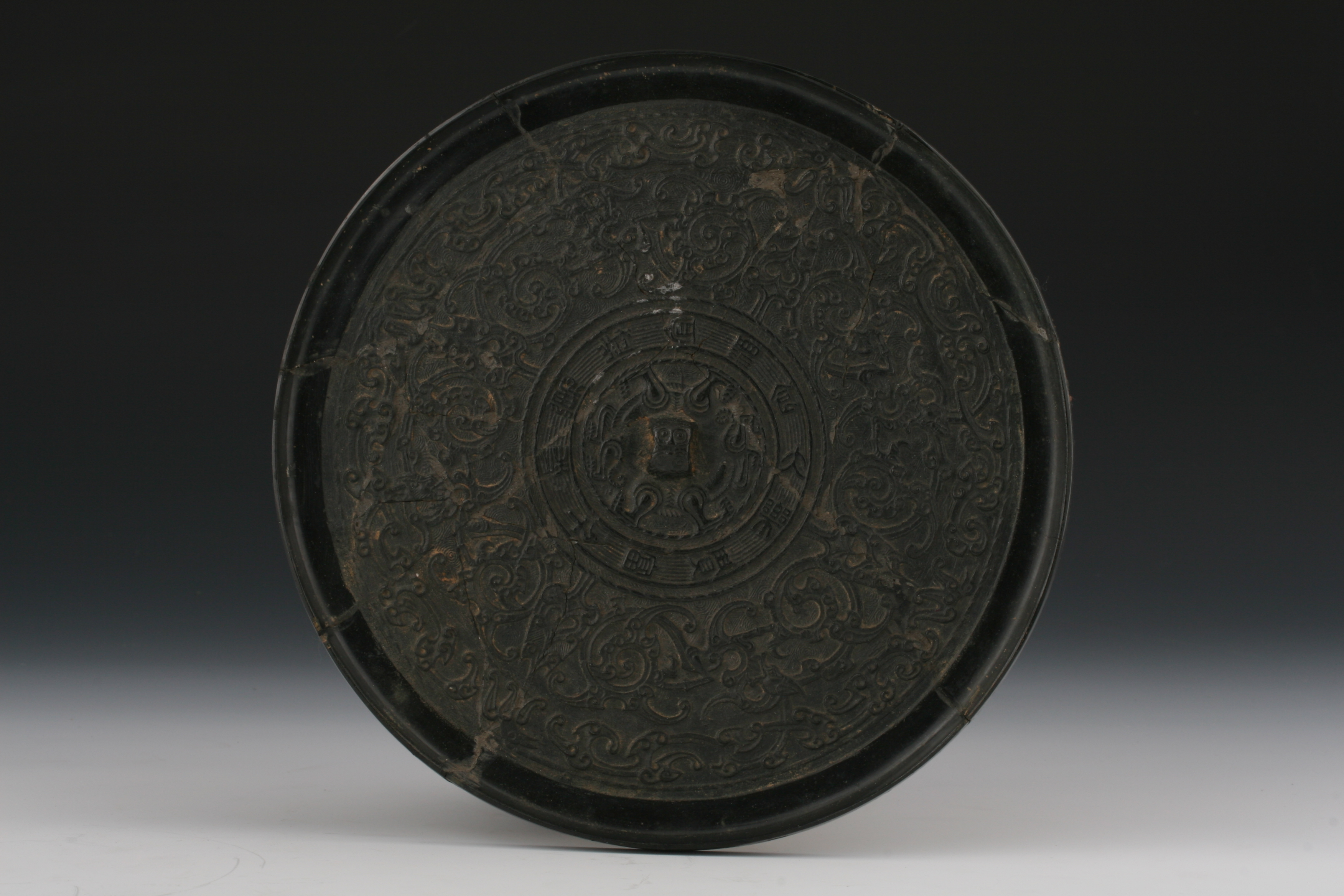 西汉云纹地蟠螭纹铜镜