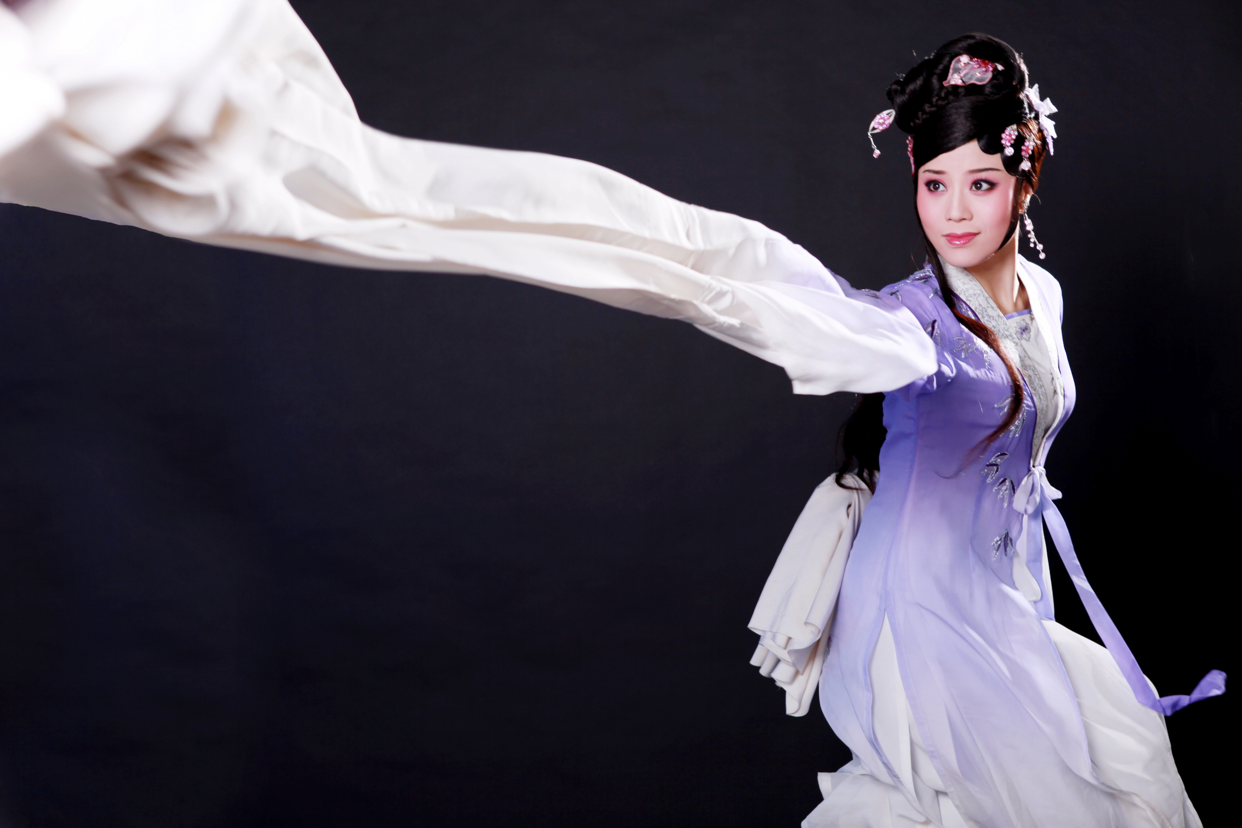  p data-id="gnxbpn1kpc">古有"长袖善舞"之说,水袖的文化源远流长.