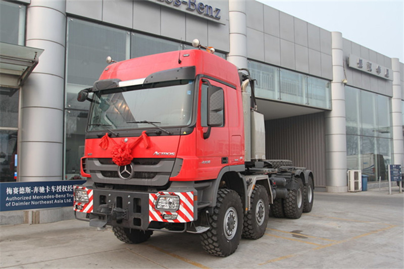 不过其轴距较长,牵引车带负载拖车总重可达110t. /p>