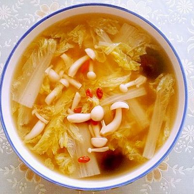 白灵菇,蟹味菇等,调料为盐,胡椒粉,鸡精等,通过加热水煮的做法而成