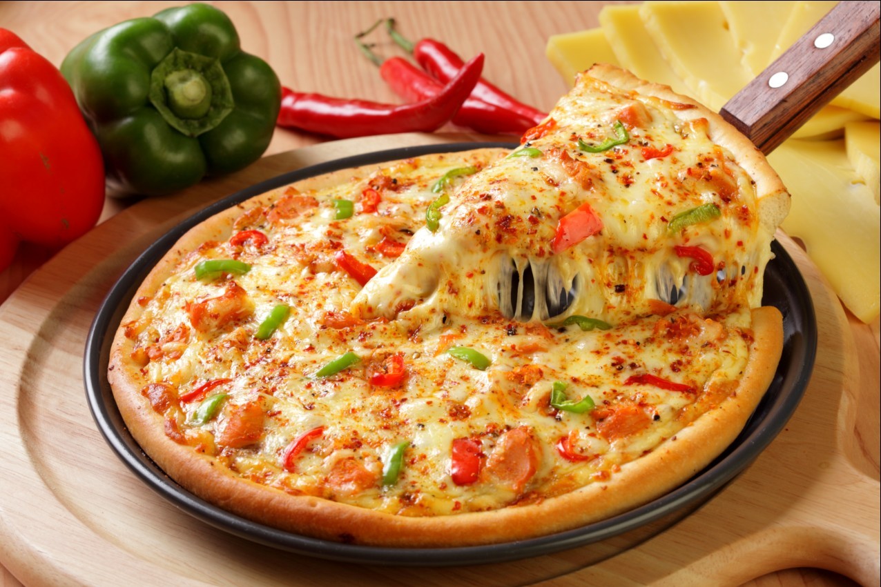  p>巨无霸至尊披萨是一款美食,主要制作食材是高筋面粉,配料是培根片