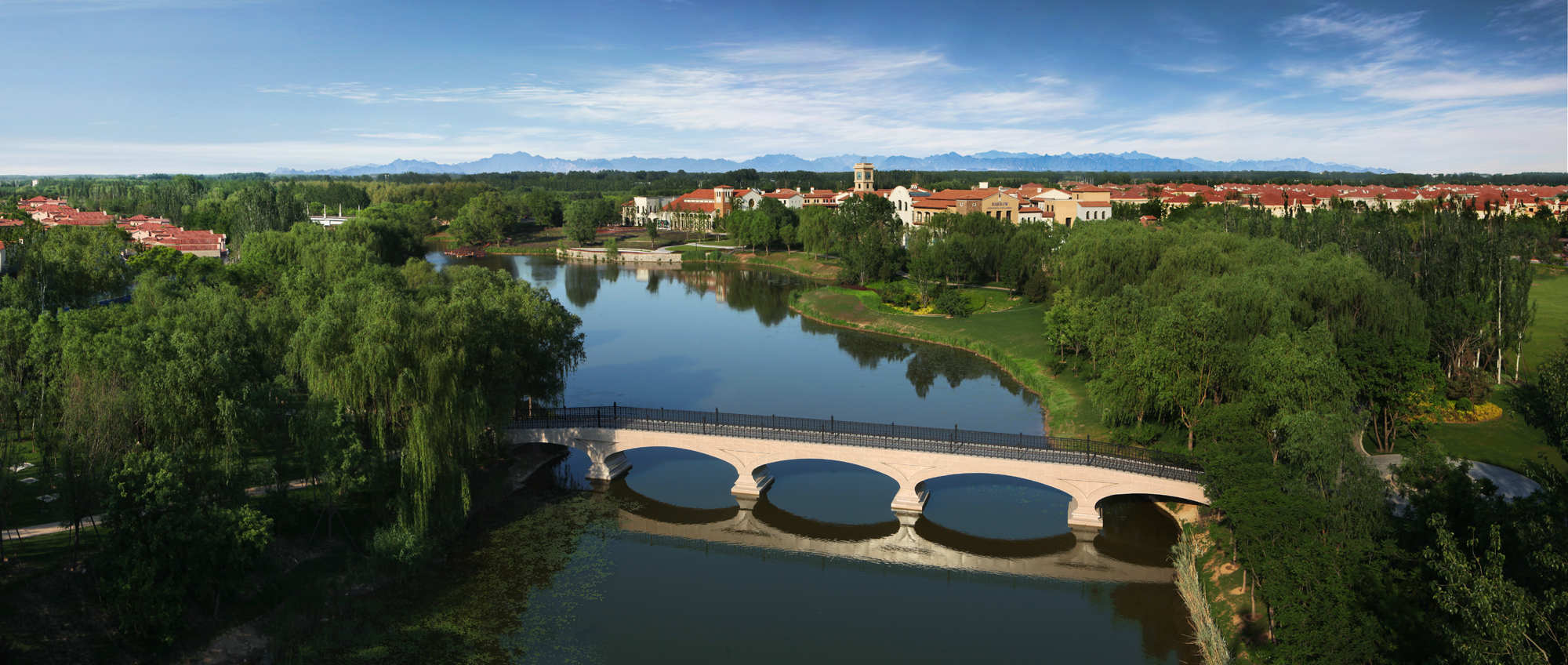  p>鲁能格拉斯小镇位于北京市东五环外,行政区隶属北京市 a target="