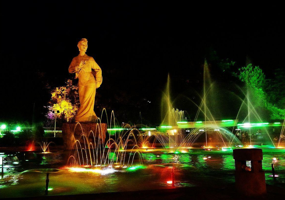  p>刘三姐音乐喷泉广场位于宜州市冯京路段,距市中心1公里.