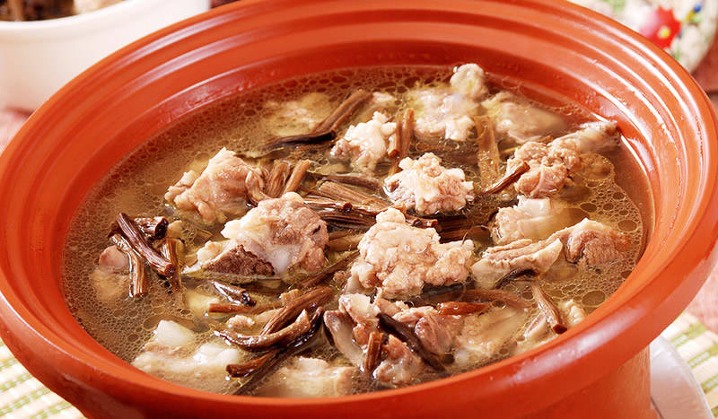 炖茶树菇排骨汤