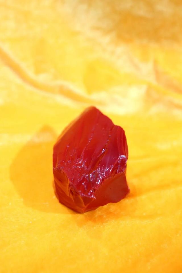  p>红色陨石在发现的众多陨石当中当属最罕见之物无论重量,外观都属于