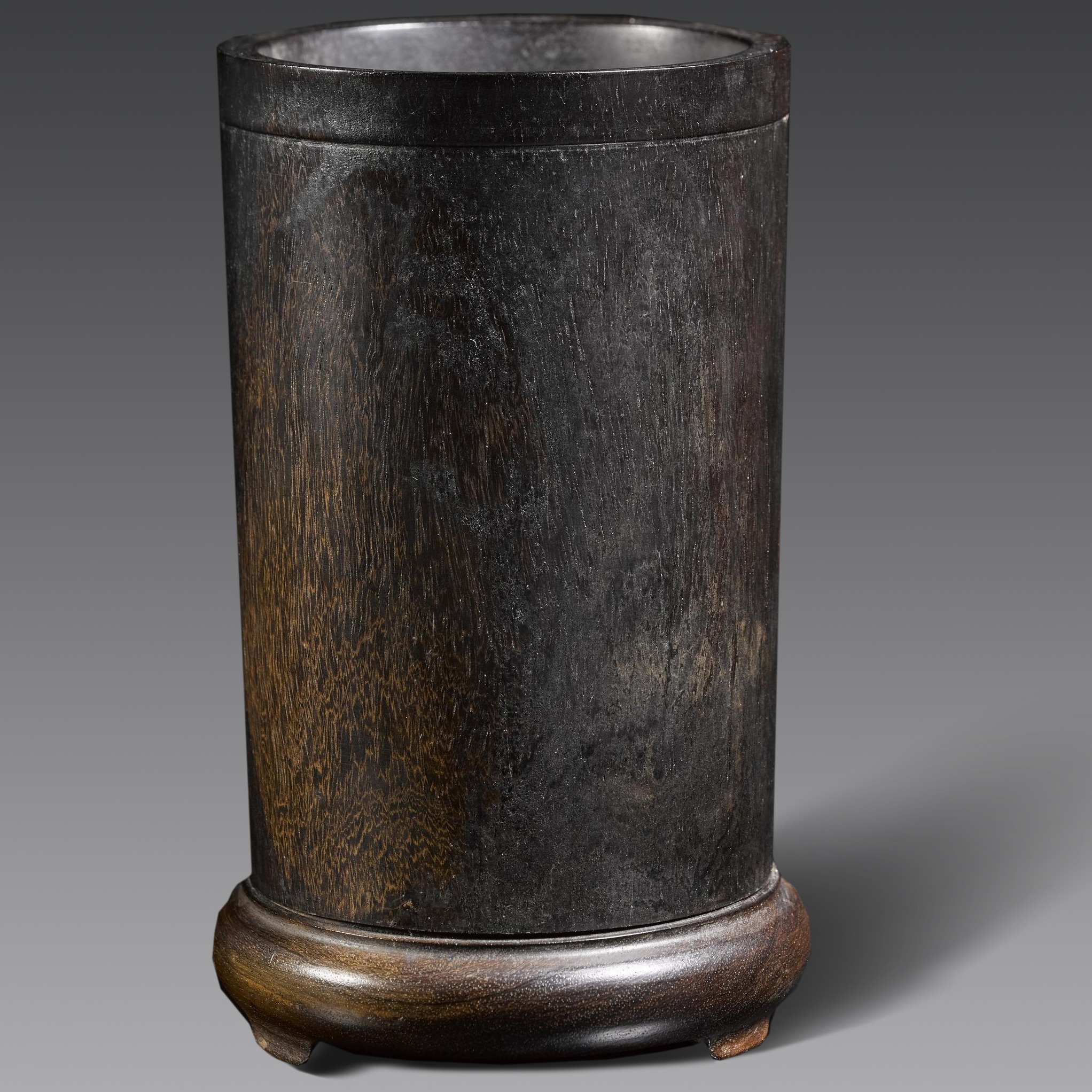 是上海市宝山区顾村明万历朱守城夫妇墓出土的笔筒,所属年代为明代,现