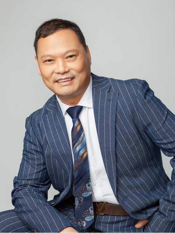 1966年生于四川省崇州市,曾任全友家居集团高管,现任像我家平台董事长