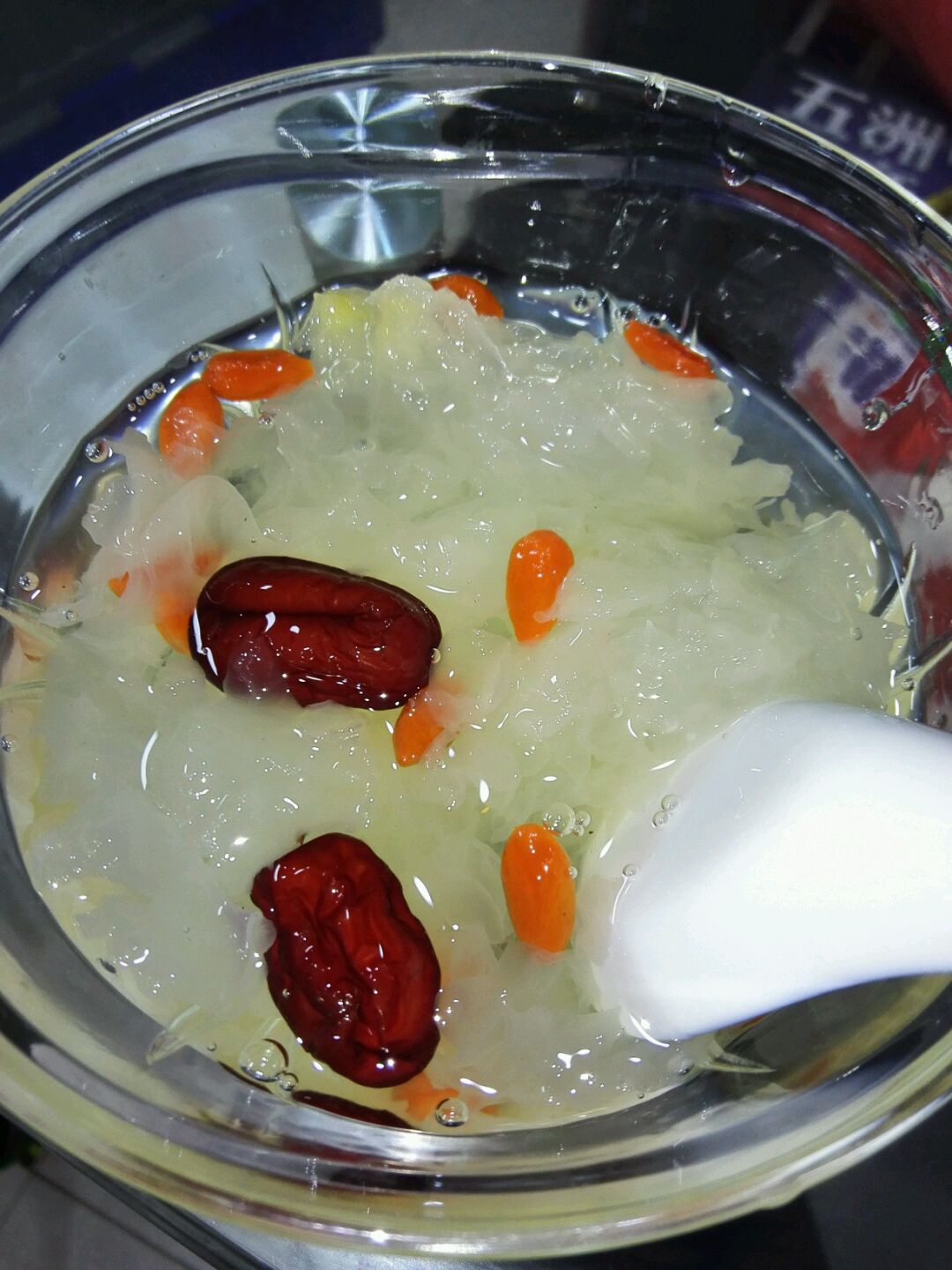  p>红枣枸杞糖水,把红枣,枸杞,糖混合在一块做成的汤. /p>