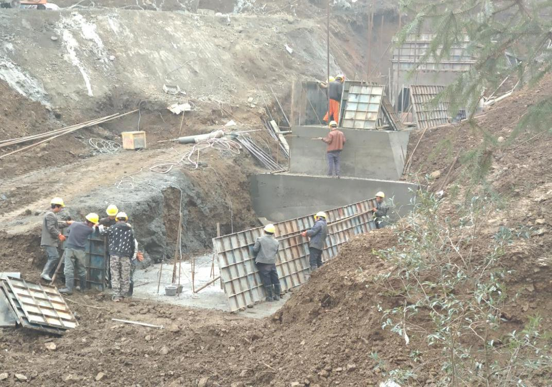 隧道洞口浅埋偏压明挖暗做施工工法