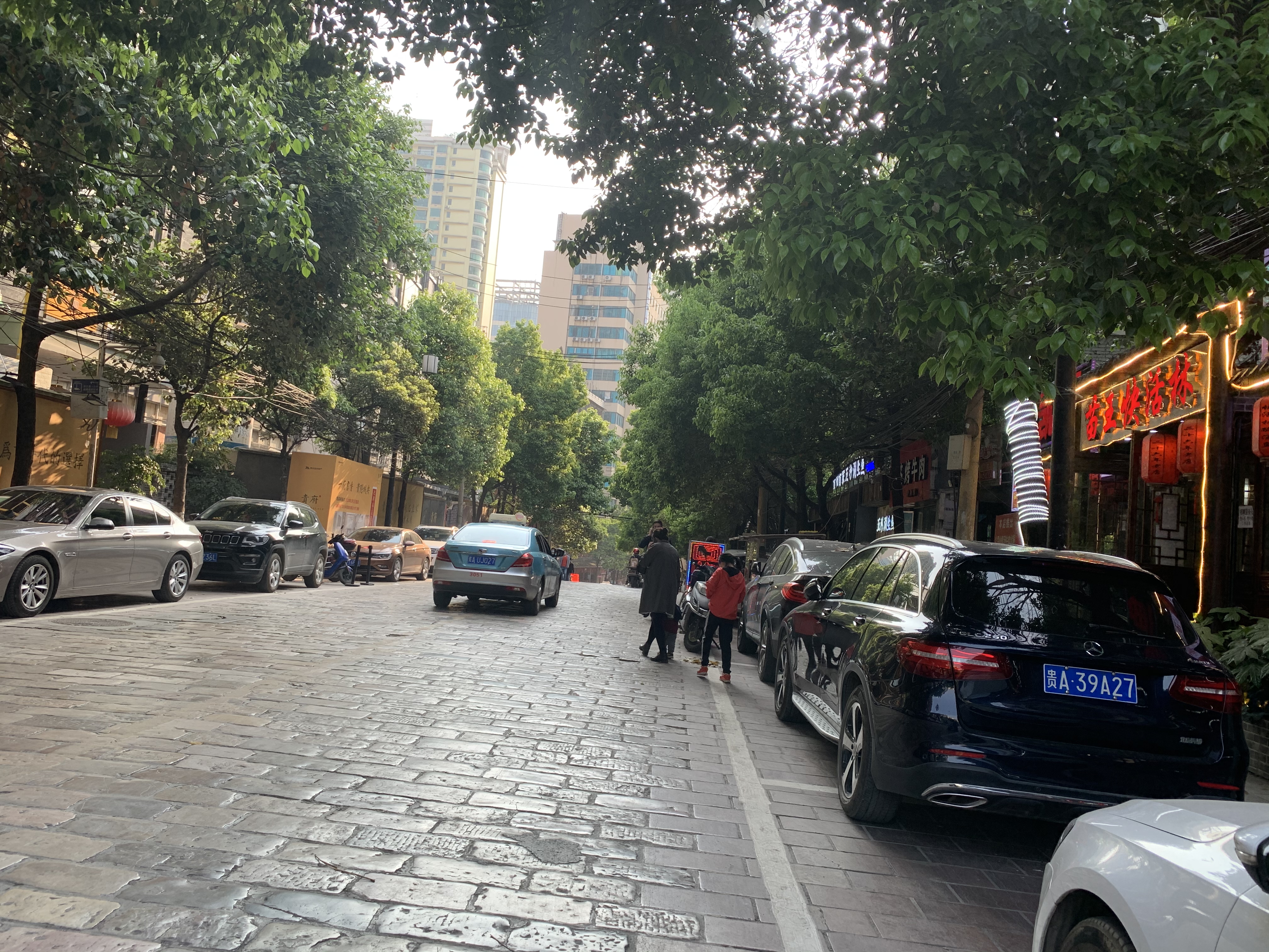  p data-id="gnb8d8ctbr">省府路是贵阳市老城区中心的一条老街,地处