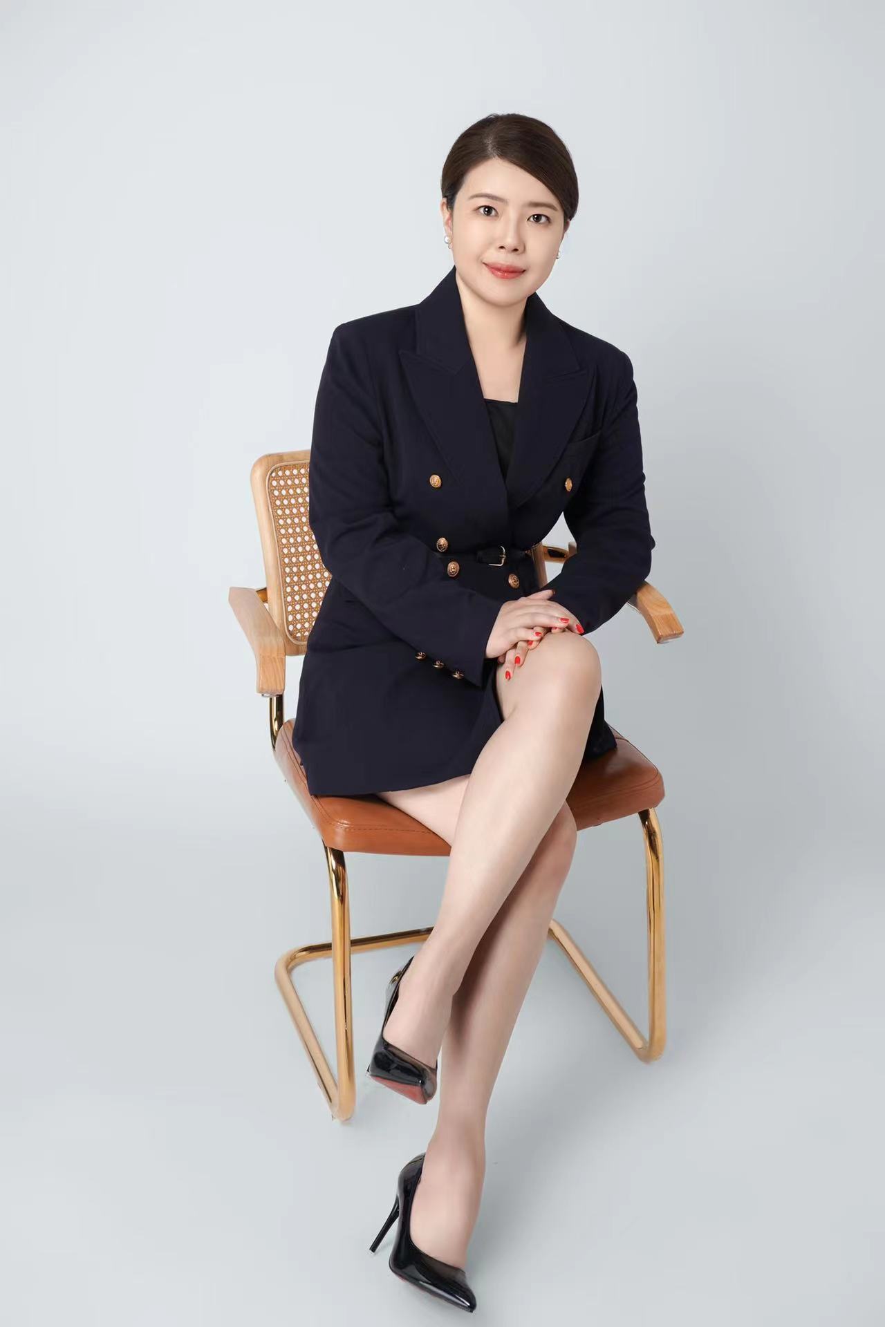 女,1989年出生,美国国籍,毕业于哈佛大学,乐普医疗董事