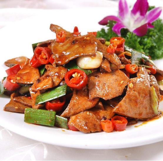 p>炸溜肝尖是一道美食,原料是猪肝,青椒,木耳等. /p>