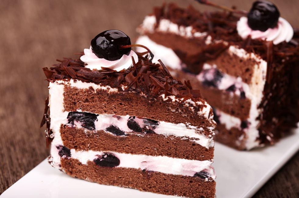 kirschtorte),又名"黑森林樱桃蛋糕",发源于德国南部黑森林地区,是