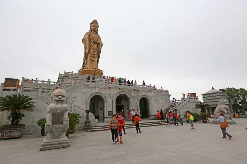  p>普陀山南海观音立像总高33米,其中台基高13米,铜像高18米, a href=