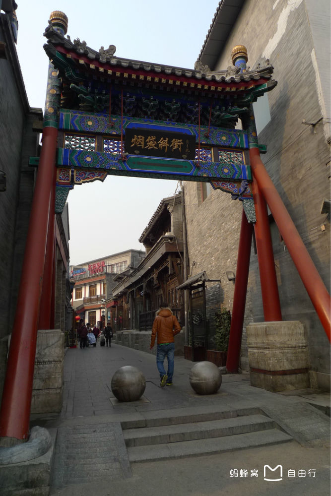  p>烟袋斜街位于北京市 a target="_blank" href="/item/地安门