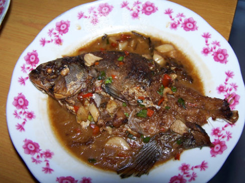  p>鱼冻子是一道菜品,原料为鱼骨,姜葱蒜,干辣椒,花椒,料酒,红烧酱油