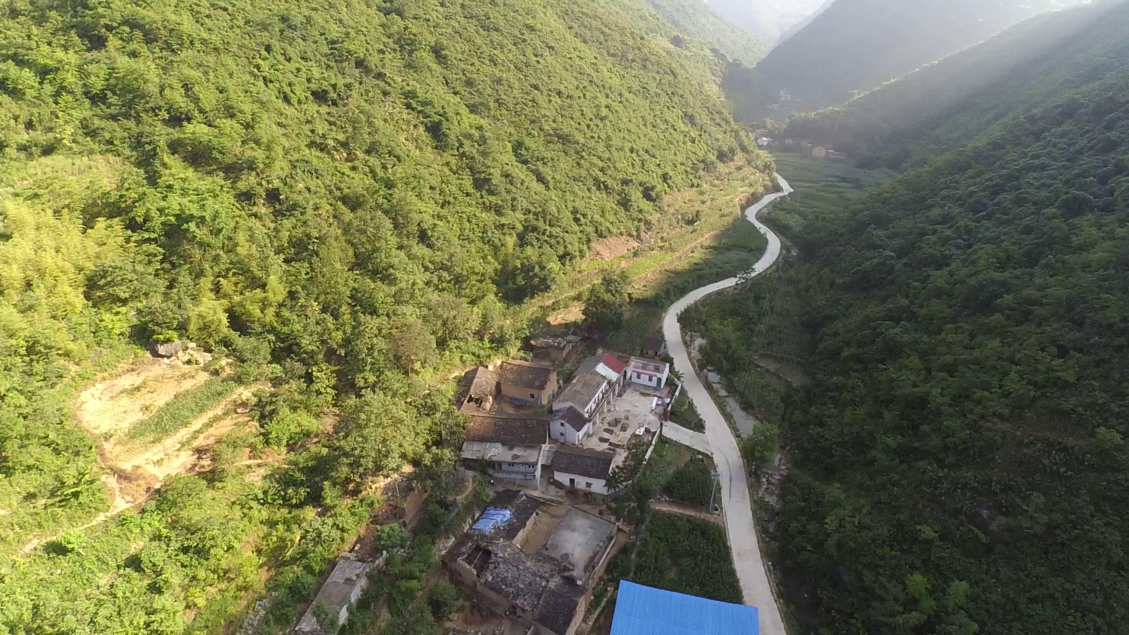  p>甘溪镇周庄村位于旬阳县甘溪镇以北二十五公里处,东交张坪村,北接