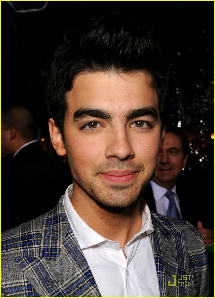 (joe jonas),1989年8月15日生于美国亚利桑那州卡萨格兰德,美国男歌手