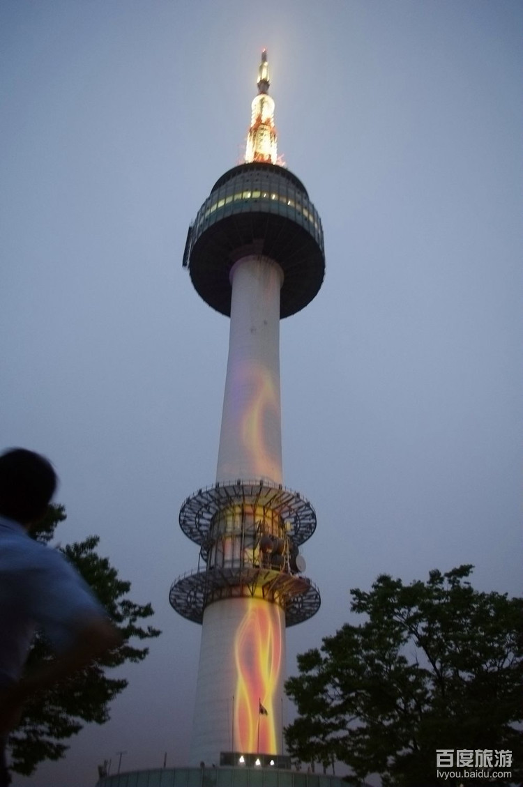  p>n首尔塔(英语:n seoul tower;韩语:n            )位于 a target="