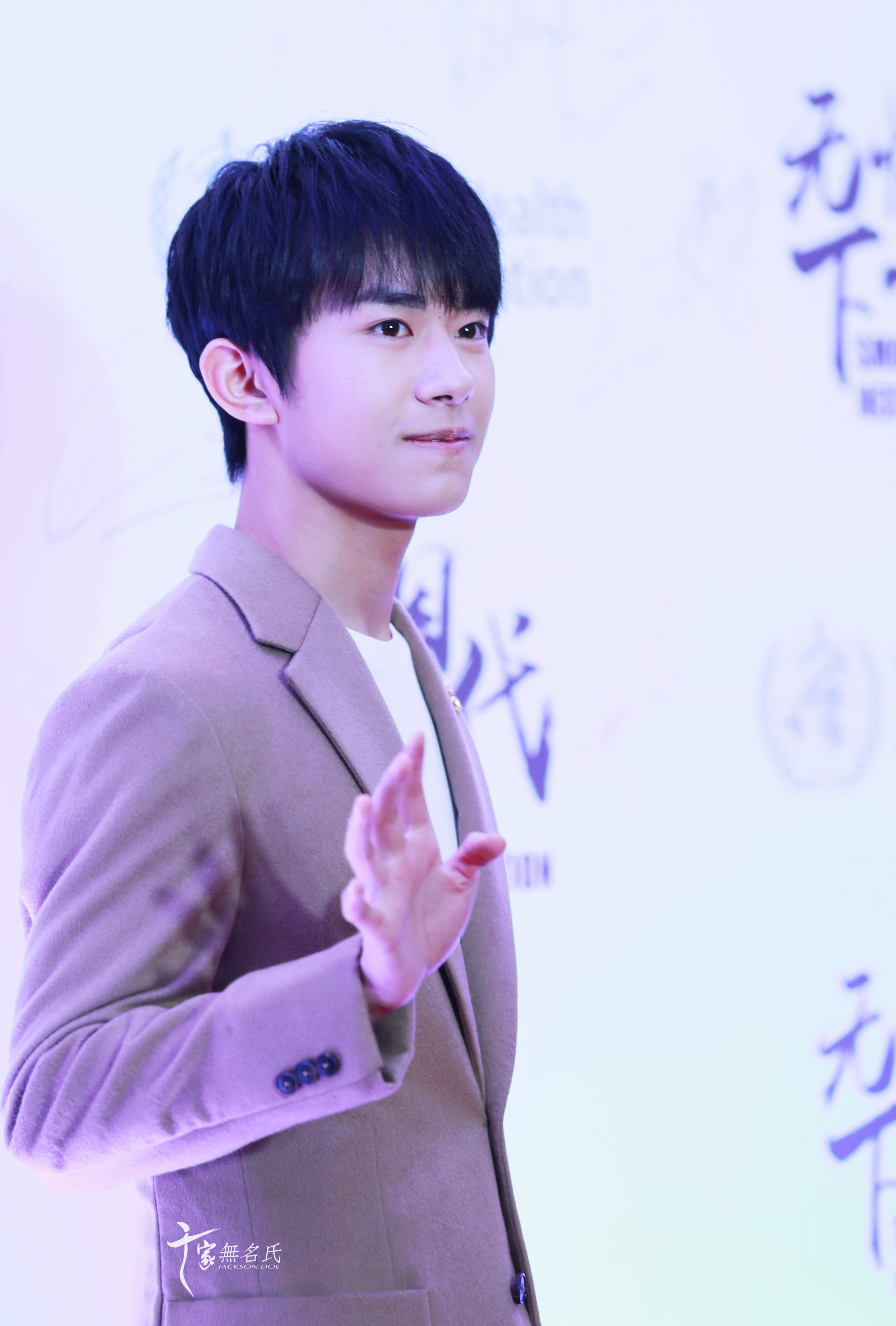  p>易烊千玺,2000年11月28日生于湖南怀化,中国内地男演员,歌手,舞者