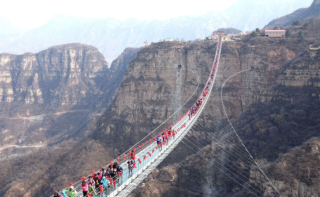  p data-id="gnaocaqz8v">红崖谷玻璃吊桥位于河北省石家庄 a target=