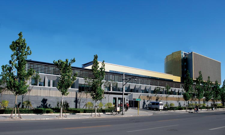 地处 a href="#" data-lemmaid="6955370">亮马桥路 /a>与天泽路 a