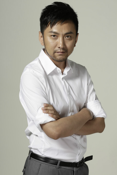  p data-id="gnwkd4vxeg">李华,男,青年演员,毕业于中央戏剧学院2001