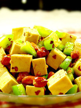 p>青辣椒拌豆腐是一道美食,制作材料有豆腐,青椒,菜籽油,生抽,芝麻油