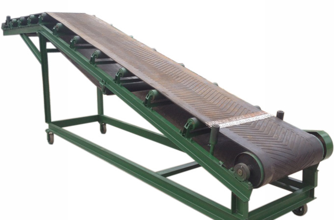  p>移动皮带输送机是一种工效高,使用,机动性好的连续输送装卸设备.