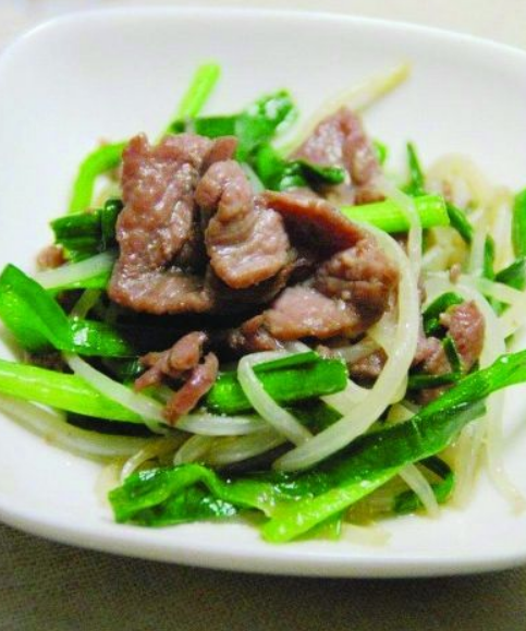  p>韭菜炒牛肉丝是一道美味可口的名菜.