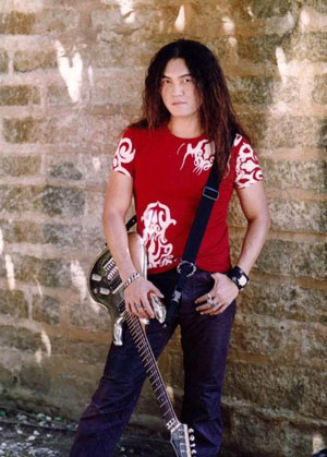 是迪克牛仔演唱的一首歌曲,由迪克牛仔填词谱曲,收录在专辑《风飞沙》