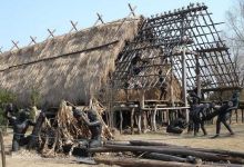 河姆渡遗址干栏式建筑