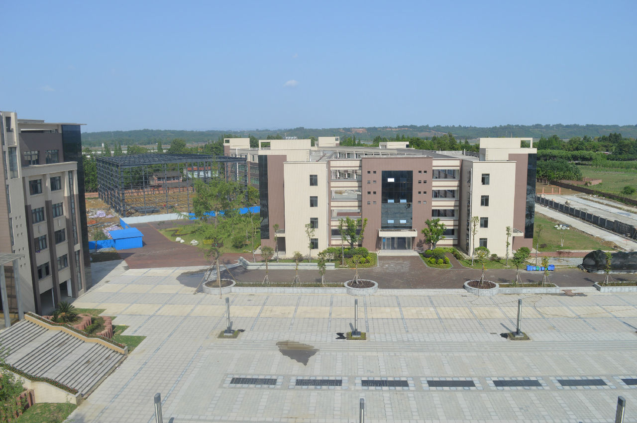  p>车城中学位于眉山市城北新区与岷江之间,距离市中心仅10分钟的车程