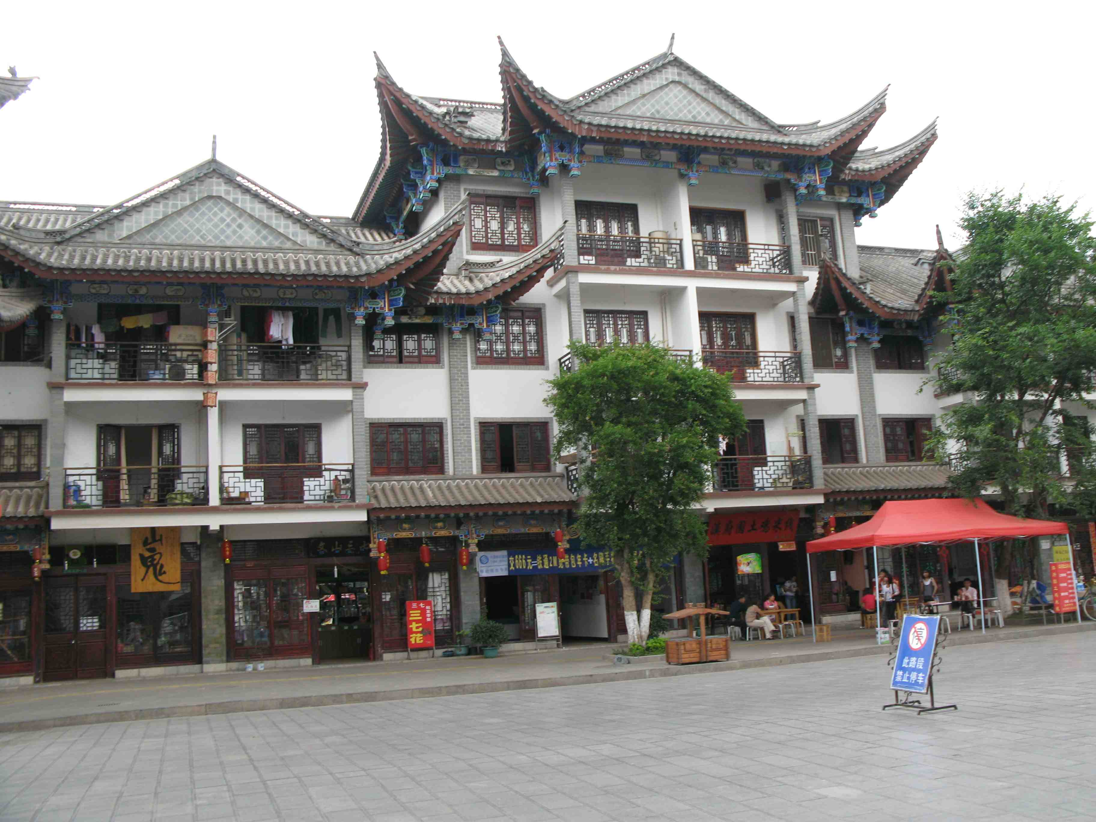  p>安怀山寺位于射洪县城西的金家镇楠竹村,距镇三公里,寺庙坐西向东.